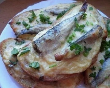 Горячие бутерброды с килькой и сыром: простой и аппетитный рецепт для уютного вечера