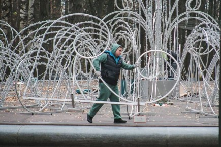 До Нового года осталось 70 дней, а в парке &quot;Швейцария&quot; уже вовсю готовятся встречать зиму