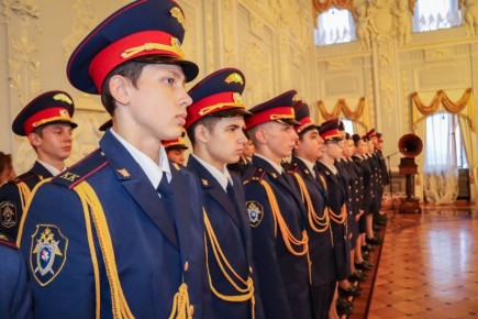 В Нижнем Новгороде учащиеся кадетского класса Следственного комитета Российской Федерации приняли торжественную клятву, а молодые следователи присягу